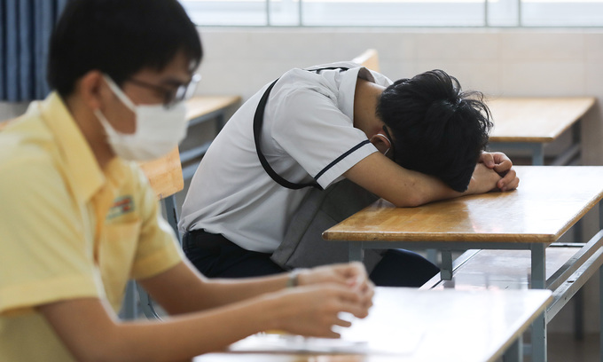 A schoolboy lies on his desk at a school in Hanoi. Photo by VnExpress/Giang Huy