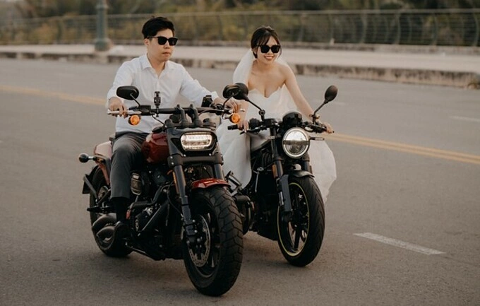 Dinh Ngoc Bao Tran and her husband Nguyen Huu An drive two high-displacement motorcycles to their wedding venue. Photo courtesy of the couple