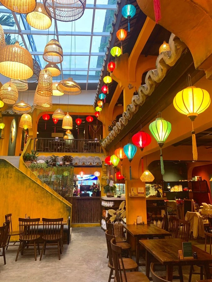 The restaurant’s decoration reflects the style of Hoi An ancient town. Photo courtesy of METTA Vegetarian