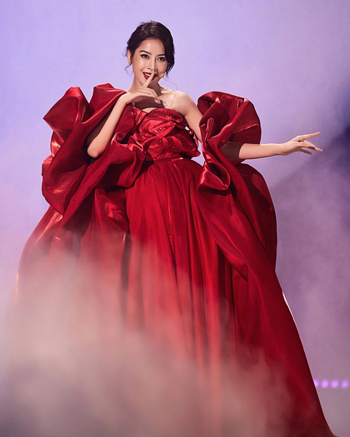 Chi Pu performs in the first episode of Sisters Who Make Waves on May 5, 2023. Photo by Mango TV