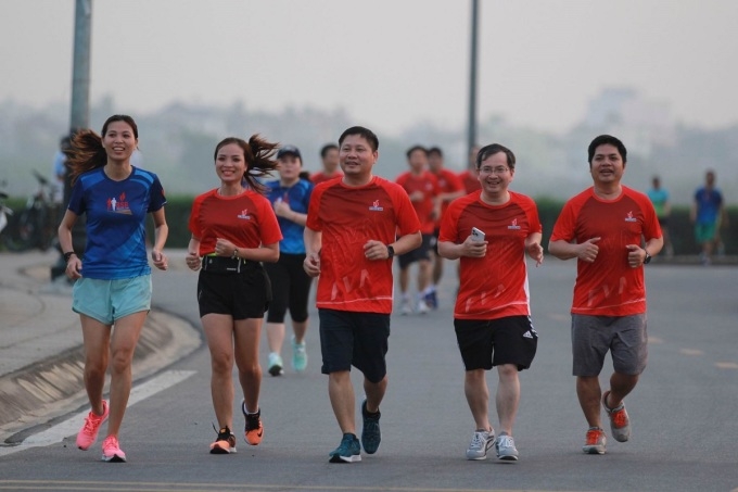 BSR employees run across Thach Bich Bridge, Quang Ngai City. Photo by BSR