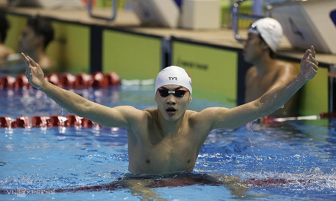 Pham Thanh Bao reacts after finishing first in the mens 100m breastroke event at SEA Games 32. Photo by VnExpress/Hieu Luong