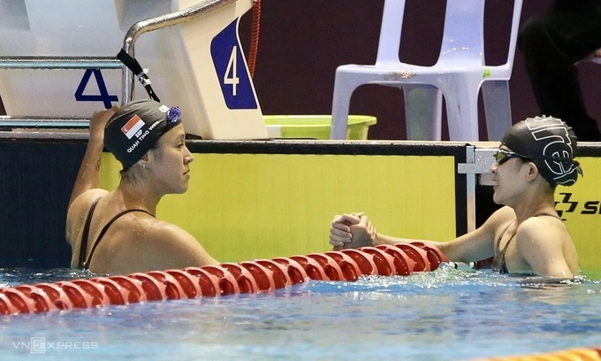 Quah Ting Wen (L) shakes hands with Nguyen Thuy Hien. Photo by VnExpress/Hieu Luong