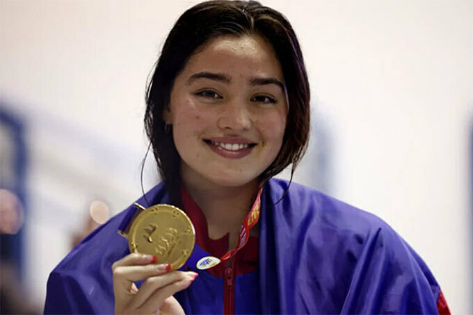 Philippines’ Teia Isabella Dunlap Salvino poses with the gold medal after winning the women’s 100m backstroke final in SEA Games 32 on May 10, 2023. Photo by Reuters/Chalinee Thirasupa