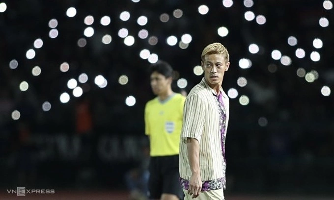 Keisuke Honda in Cambodias 1-2 loss against Indonesia in SEA Games 32 on May 10, 2023. Photo by VnExpress/Lam Thoa