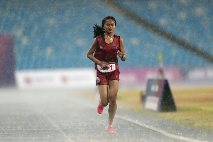 Bou Samnang finished the 5,000m in 22 minutes and 54 seconds, just under six minutes after Vietnams Nguyen Thi Oanh. Photo by VnExpress/Duc Dong