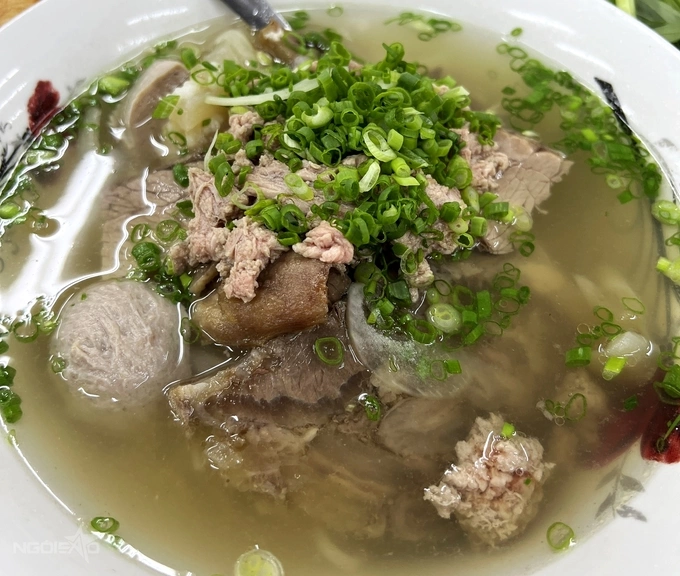 A bowl of pho full of meat at Pho Hoa costs VND90,000. Photo by VnExpress/Vi Yen