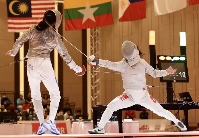 A Vietnamese fencer (R) competes against a Philippines opponent at SEA Games 32 in Cambodia, May 14, 2023. Photo by VnExpress/Hieu Luong