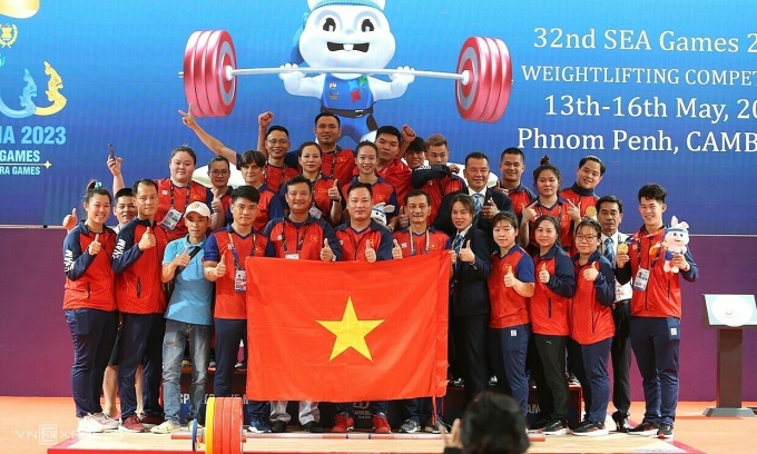 Đội tuyển cử tạ Việt Nam giành 4 huy chương tại SEA Games 32. Ảnh VnExpress/Hiếu Lương