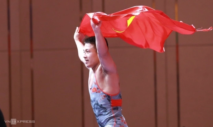 Đô vật Ngô Thế Sao ăn mừng chiến thắng ở hạng cân 70kg nam ngày 16/5/2023. Ảnh VnExpress/Hiếu Lương