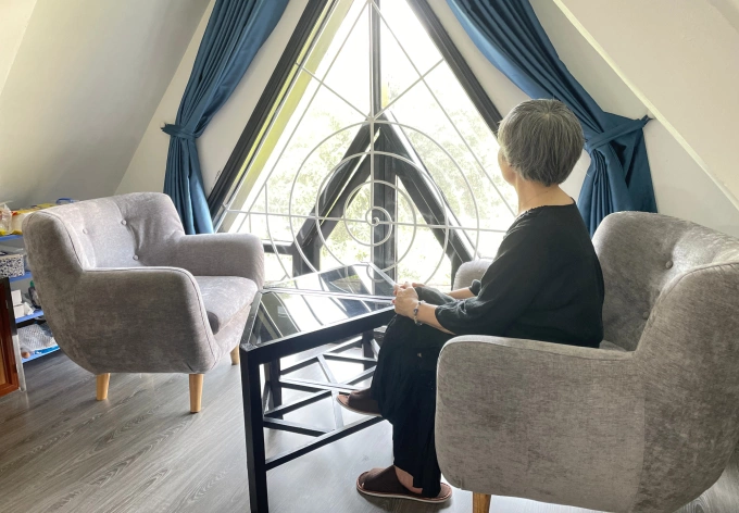 This elderly woman has lived in this 20-meter-square studio at a nursing home in Tay Ho District, Hanoi for nine years, since her husband passed away. She pays VND 14 million a month. Photo taken on May 5, 2023, by VnExpress/Phan Duong
