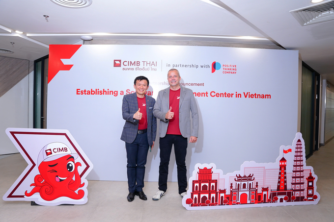Paul Wong Chee Kin, President & CEO of CIMB Thai (Left) and Pieter van Diermen, CEO of Positive Thinking Company APAC (Right) at the partnership announcement event in Hanoi