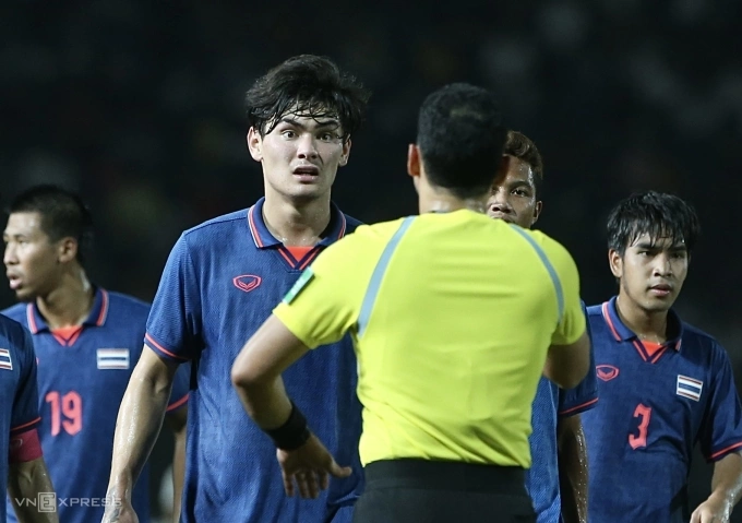 Jonathan Khemdee reacts to the referee Kassem Matar Al-Hatmi after Thailand conceded the second goal in their SEA Games final with Indonesia, May 16, 2023. Photo by VnExpress/Hieu Luong