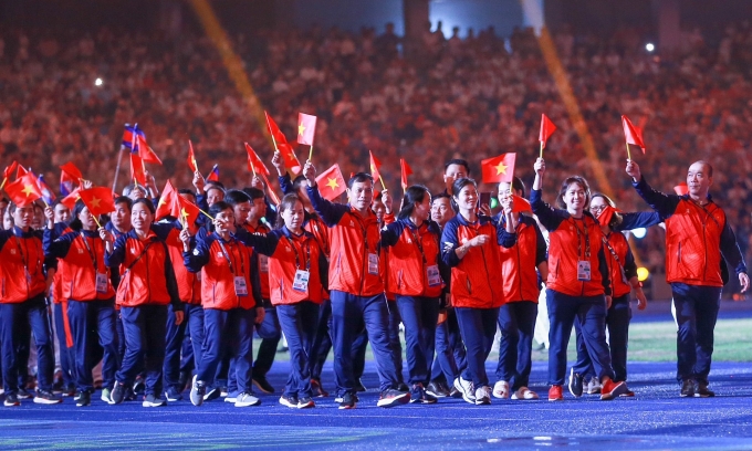 Vietnamese athletes wave to the audience. Photo by VnExpress