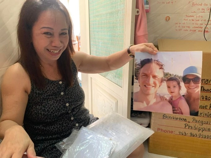 Rosemarie shows a photo of her Dutch employers, who she appreciates the most. Photo by VnExpress/Minh Tam