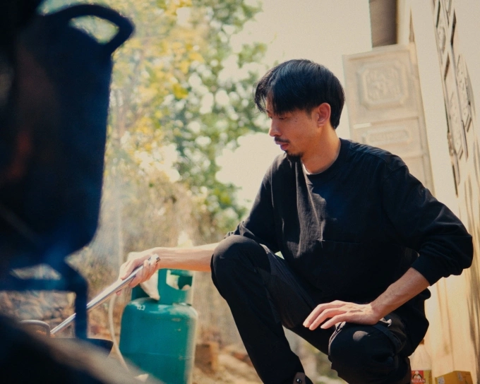 Den Vau, 34, prepares meals for children in the northern mountainous province of Dien Bien, Vietnam, in his Nau An Cho Em music video. Photo from Den Vau’s Facebook