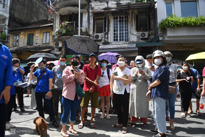 Parents wait for their children outside an exam room in Hanoi on the first day of the high-school entrance exam in June 2022. Photo by VnExpress/Giang Huy