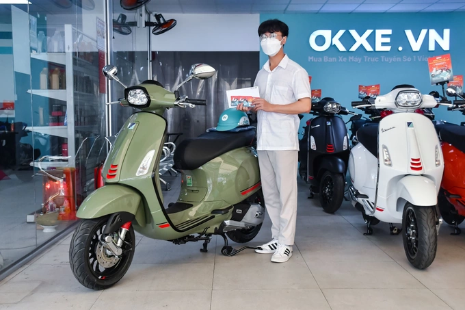 A customer gets a new motorbike at OKXE station. Photo by OKXE