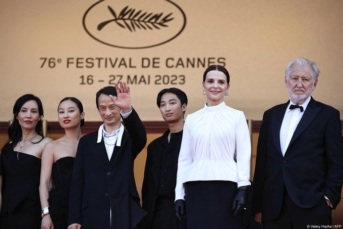 La Passion de Dodin Bouffant director Tran Anh Hung (third to the left) and his family, lead actress Juliette Binoche (second to the right), and gastronomic director Pierre Gagnaire (far right) on the red carpet during the films Cannes premiere. Photo from Festival de Cannes Facebook