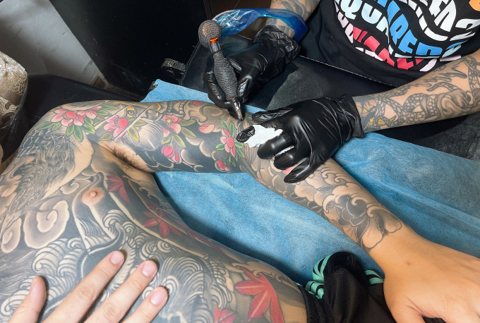 A man gets a tattoo on his arm in Hanoi in early May, 2023. Photo by VnExpress/Quynh Nguyen