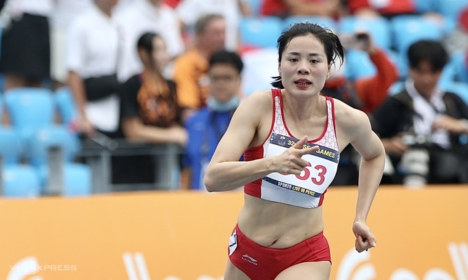 Runner Nguyen Thi Huyen competes at SEA Games 32 in May 2023. Photo by VnExpress/Hieu Luong