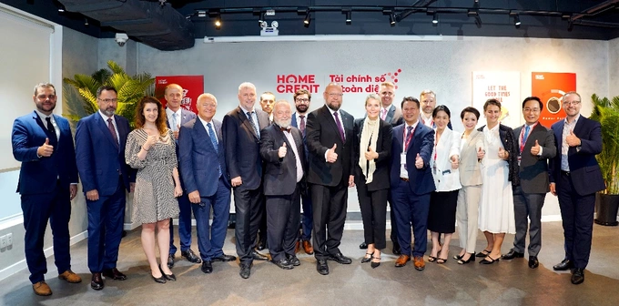 Photo: Senior leaders of the Czech Republic and Home Credit Vietnam’s Board of Directors.