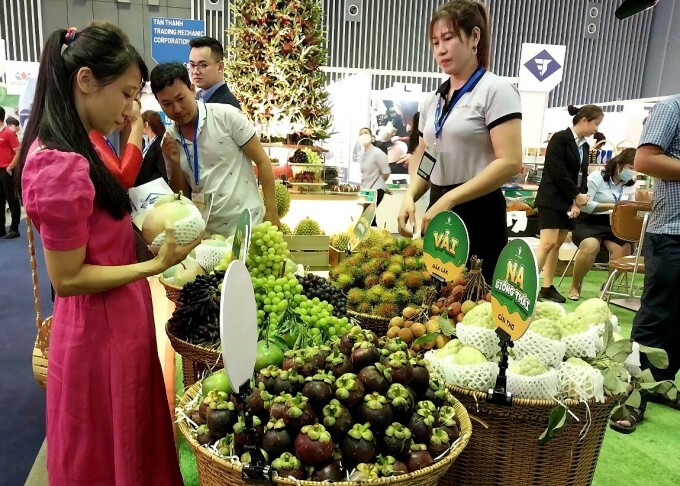 Vietnamese fruits on show at a trade fair in 2023. Photo by VnExpress/Thi Ha