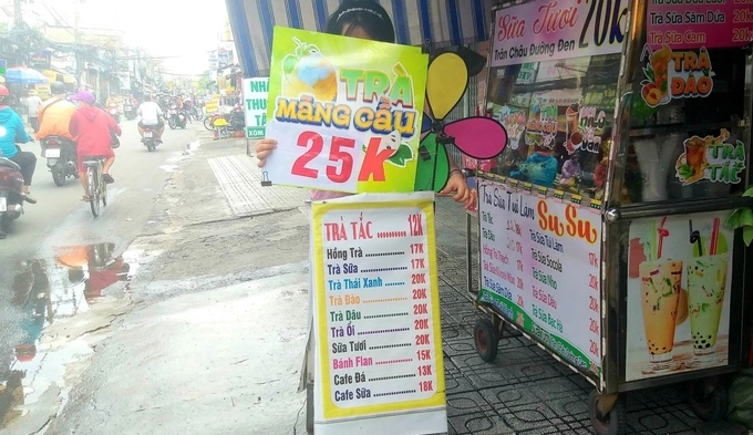 Soursop tea is a popular new drink in Ho Chi Minh City. Photo by VnExpress/ Thi Ha