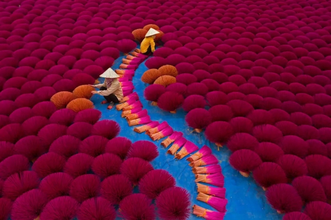 Women dry incense sticks in Quang Phu Cau Village on the outskirts of Hanoi. Photo by Azim Khan Ronnie