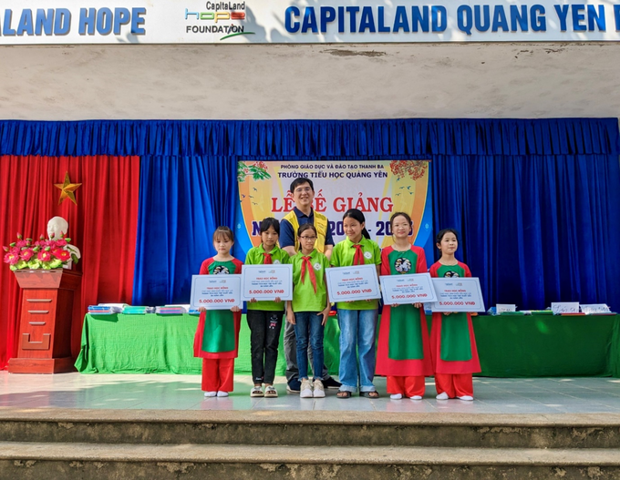 Representative from CLD Vietnam awarded scholarships to high-performing graduating fifth grade students at Quang Yen primary school in Phu Tho province. Photo by CLD Vietnam