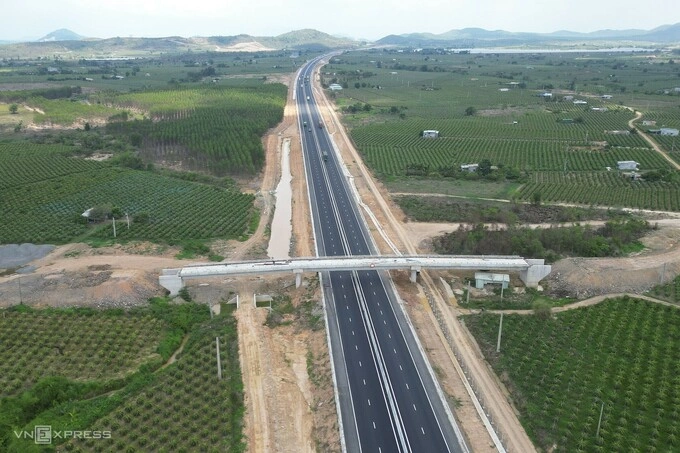 An overpass across the Dau Giay - Phan Thiet - Vinh Hao Expressway in Binh Thuan Province is unfinished, May 2023. Photo by VnExpress/Viet Quoc