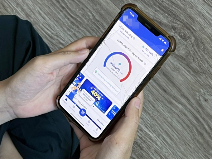 Thanks to going to convenience stores and cafés to avoid the heat, Hoa’s electrical bill, as of May 29, 2023, had not even reached VND 1 million. It was VND 600,000 lower compared to that of the previous month. Photo courtesy of Hoa