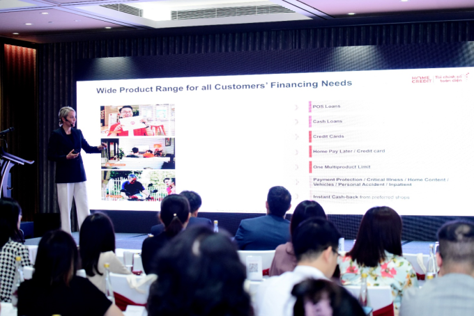 Annica Witschard, CEO of Home Credit Vietnam presents to investors. Photo by Home Credit