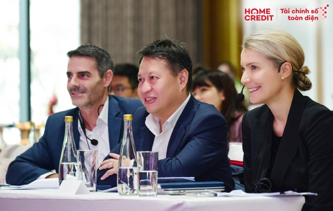 Home Credit Vietnam’s leadership. Photo by Home Credit