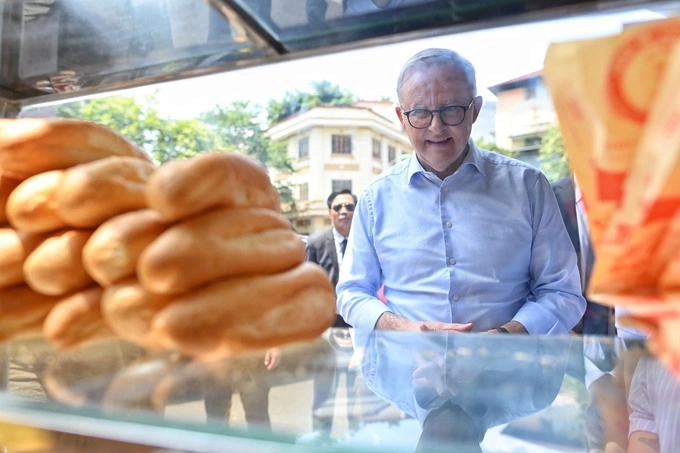 Australian Prime Minister Anthony Albanese stood outside a bakery in Hanoi on the afternoon of June 3, 2023. Photo by VnExpress/Giang Huy