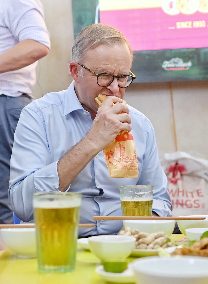 Prime Minister Anthony Albanese enjoys banh mi at Thuys shop in Hanoi. Photo by VnExpress/Giang Huy