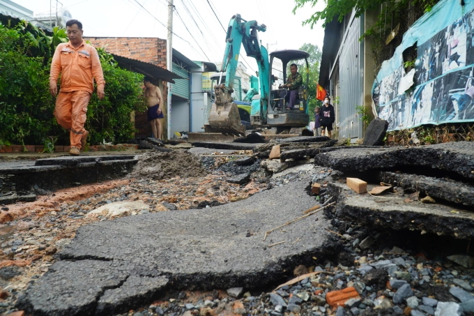 A road in Hiep Phuoc Town of Dong Nai Province is damaged by flash floods on June 4, 2023. Photo by VnExpress/Phuoc Tuan