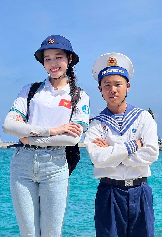 The 2020 Miss Vietnam Do Thi Ha with a soldier. Photo courtesy of Ha
