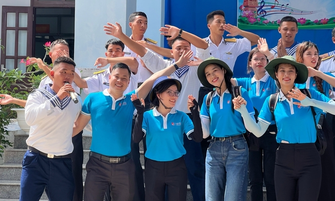 The 2020 Miss Vietnam Do Thi Ha and 2022 Miss Grand Vietnam Doan Thien An and university students accompanying them sing with soldiers on Southwest Cay Island. Photo courtesy of Ha and An