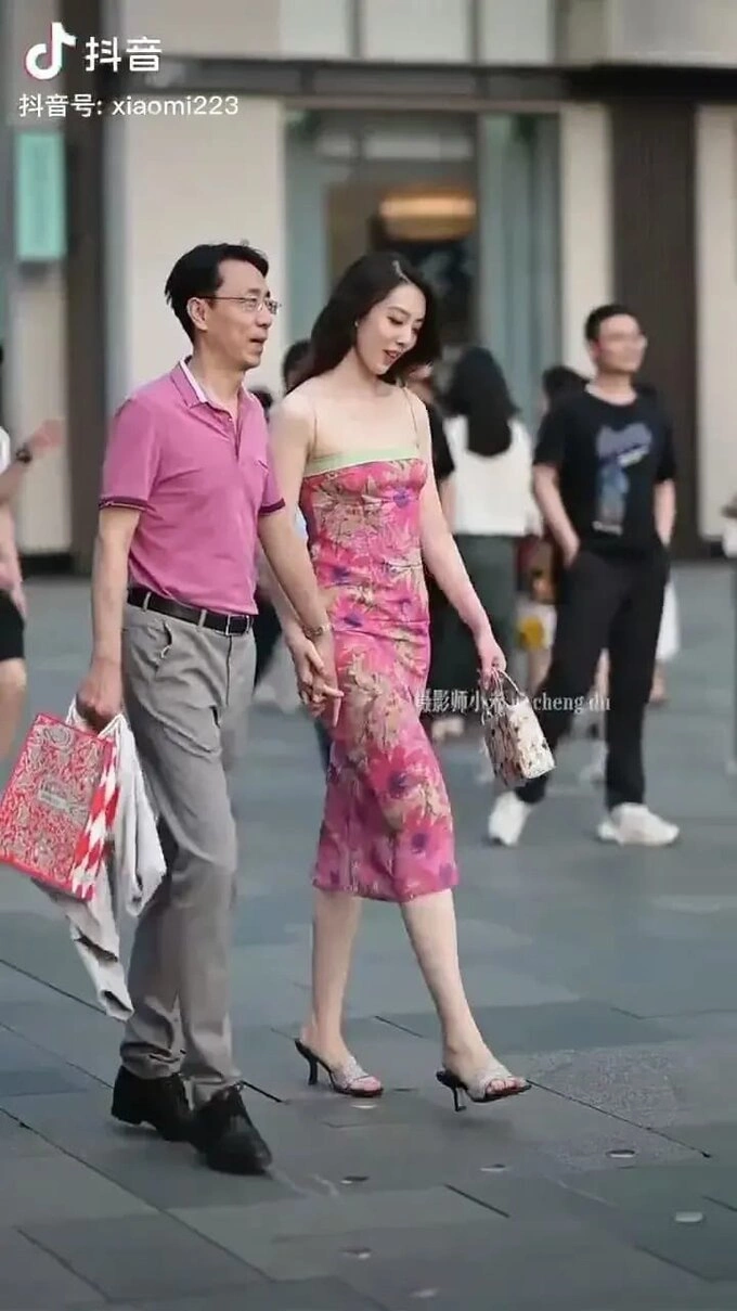 The dress worn by the woman in the video went out of stock after 4,000 units of it were sold. Photo from xiaomi223’s Douyin