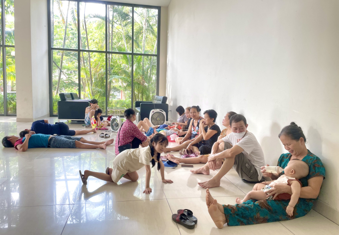 Residents in an apartment complex in Bac Tu Liem District, Hanoi, bring their mats and fans to the first floor during a blackout on June 3, 2023. Photo bn VnExpress/Phan Duong