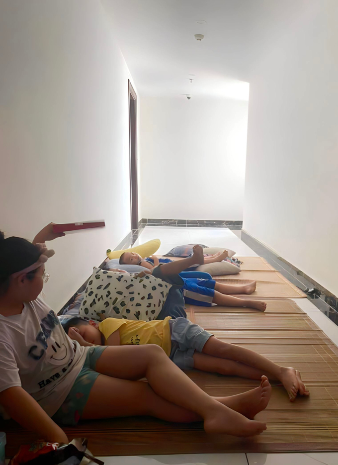 Children in an apartment complex in Ha Dong District, Hanoi, take their mats to the hall on the 32th floor during a sudden power cut on June 6, 2023. Photo courtesy of Tat Dat