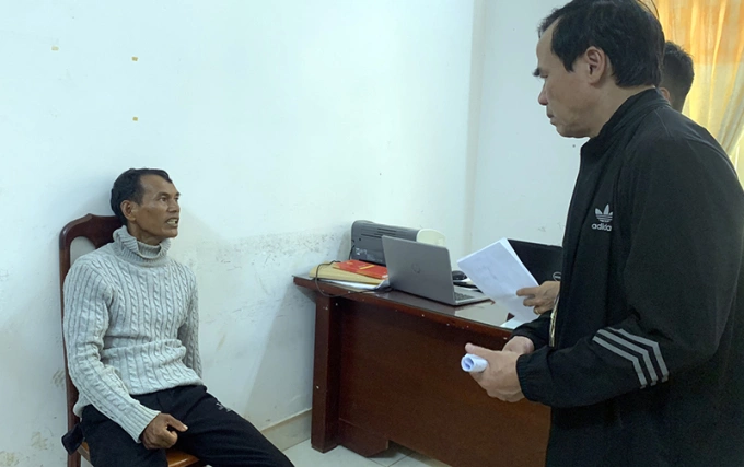 A suspect (L) involved in the attacks on police headquarters in Dak Lak Province is questioned by the police, June 11, 2023. Photo by Peoples Police newspaper