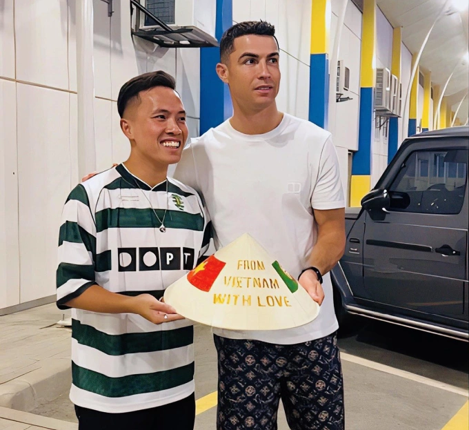 Phuc gives Ronaldo a Vietnamese leaf hat. Photo courtesy of Phuc