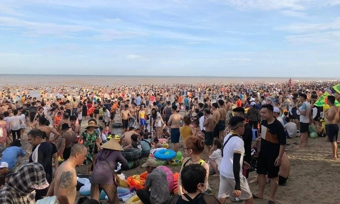 Sam Son beach is flooded with tourists June 2023. Photo by Pham Lan
