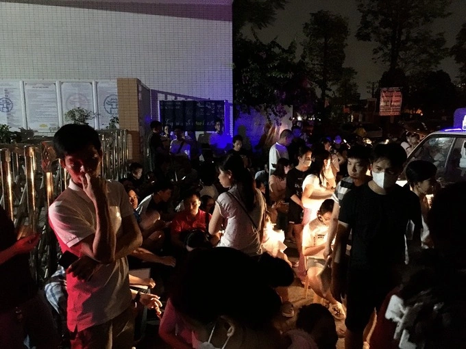 Parents wait through the night in front of Van Bao Elementary School in Hanois Ha Dong District, June 12, 2023. Photo by VnExpress/Huy Manh