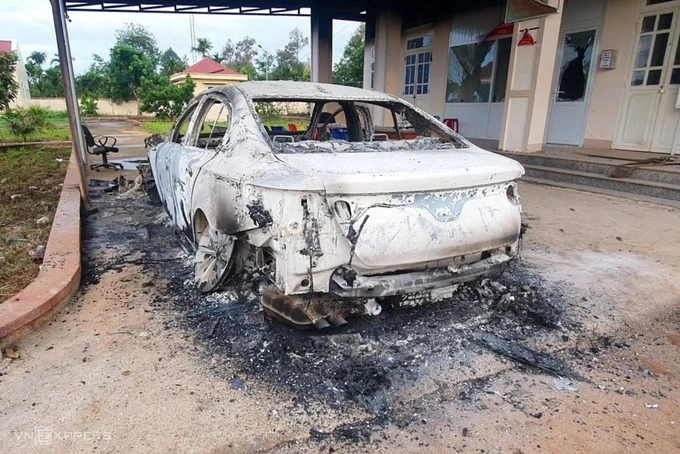 The car of senior lieutenant Dam Dinh Bop was burned during attacks on the Ea Ktur Commune Peoples Committee office on June 11, 2023. Photo by VnExpress/Tran Hoa