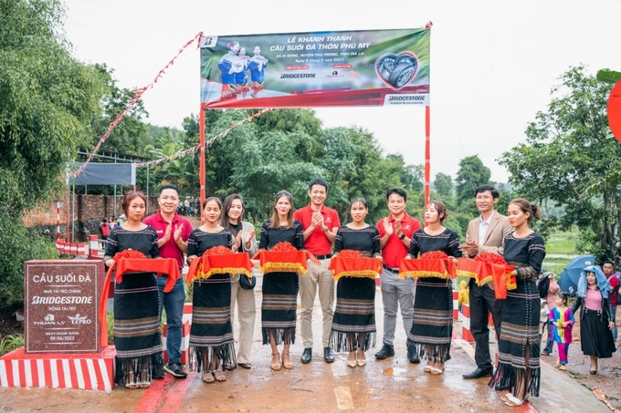 Representatives of Bridgestone Vietnam, co-sponsors, and local authorities at the inauguration ceremony. Photo by Bridgestone Vietnam