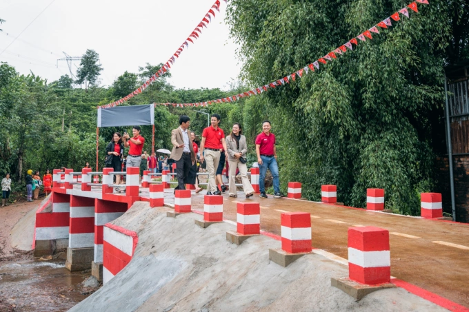 Representatives of Bridgestone Vietnam cross the new bridge. Photo by Bridgestone Vietnam