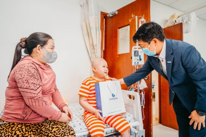 Shinhan Life Vietnam’s representatives visited child patients in Hematology department, City Children Hospital, HCMC